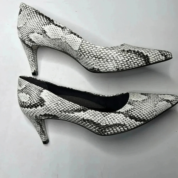 Walking Cradles black and white snake 9.5m pumps with no signs of wear - Picture 3 of 5